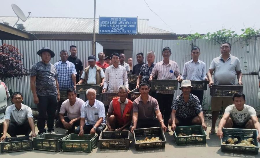 Beneficiaries along with ARCS, Kiphire Lerichum Anar during the distribution of Vanaraja chicks on April 19 last.